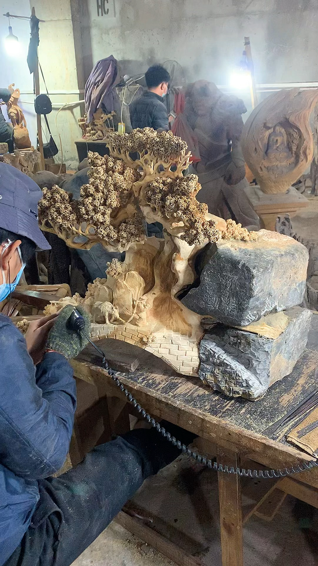 木雕制作过程#抱石木雕山水人家根雕工艺品摆件