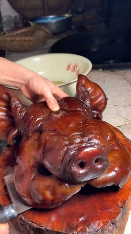 你们都吃饭了没有,猪头肉煮好了哦,有没有喜欢吃的-度小视