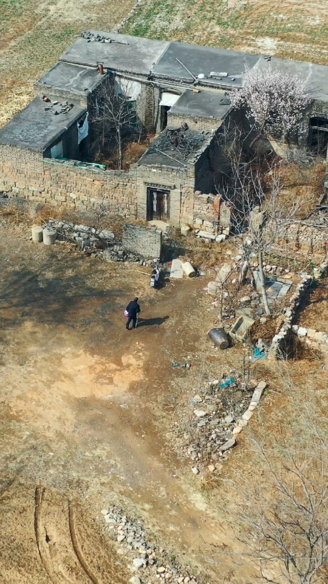 河北发现一无人村,村里人搬的搬,走的走,只剩下一户人家过着与世无争