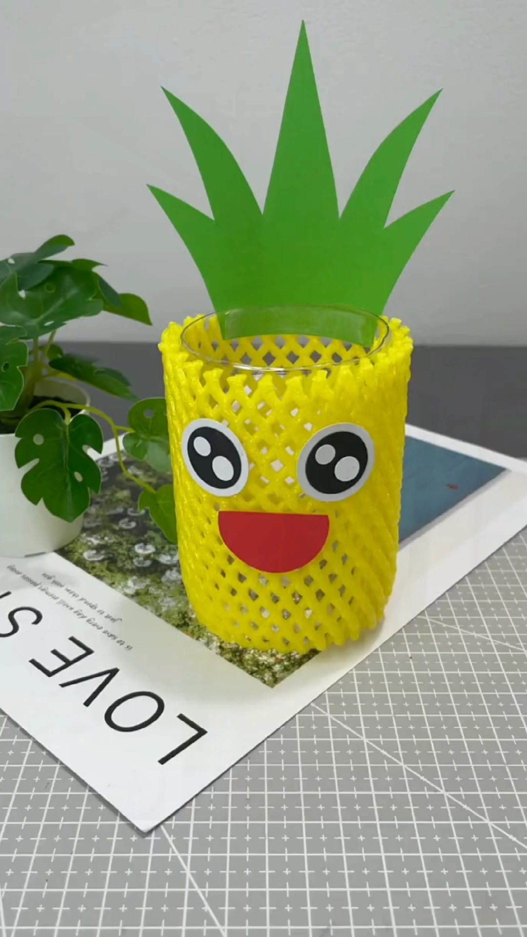 手工制作喝完的饮料瓶加上水果网就能做个可爱的菠萝笔筒快给小朋友