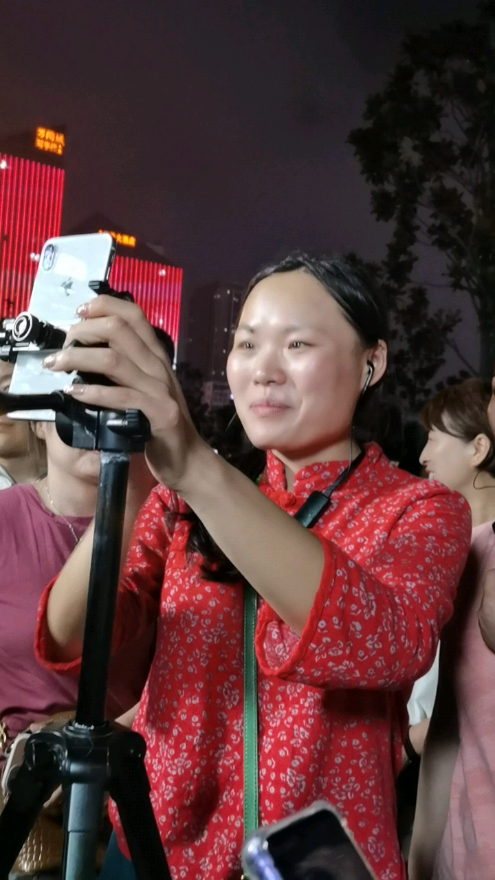 阿青来临沂人民广场直播了#临沂青春劲舞团