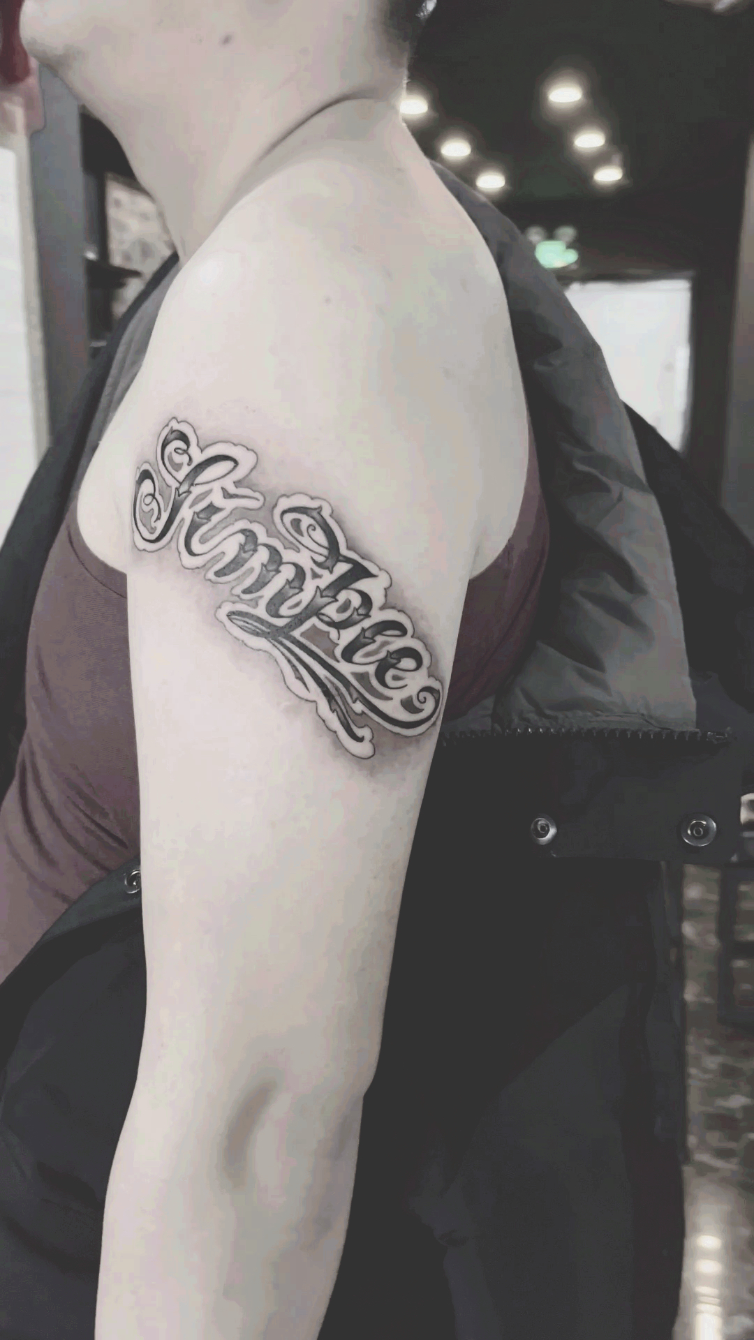 纹身#大臂外侧花体英文字母纹身-度小视