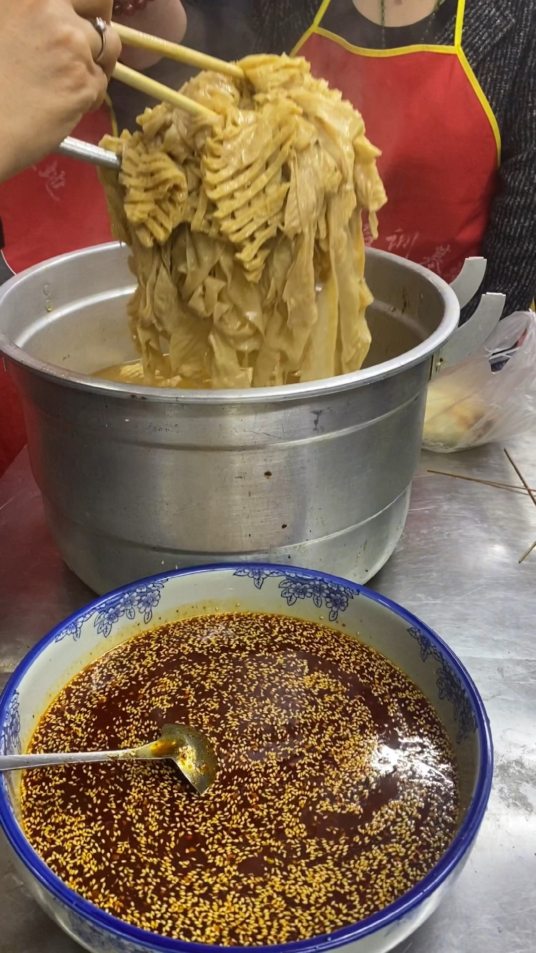 鸡汤炖的豆皮豆腐串夹到热烧饼里麻辣鲜香得劲美食制作人