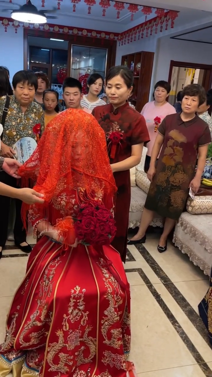 小棉袄出嫁爸妈为女儿盖上红头纱