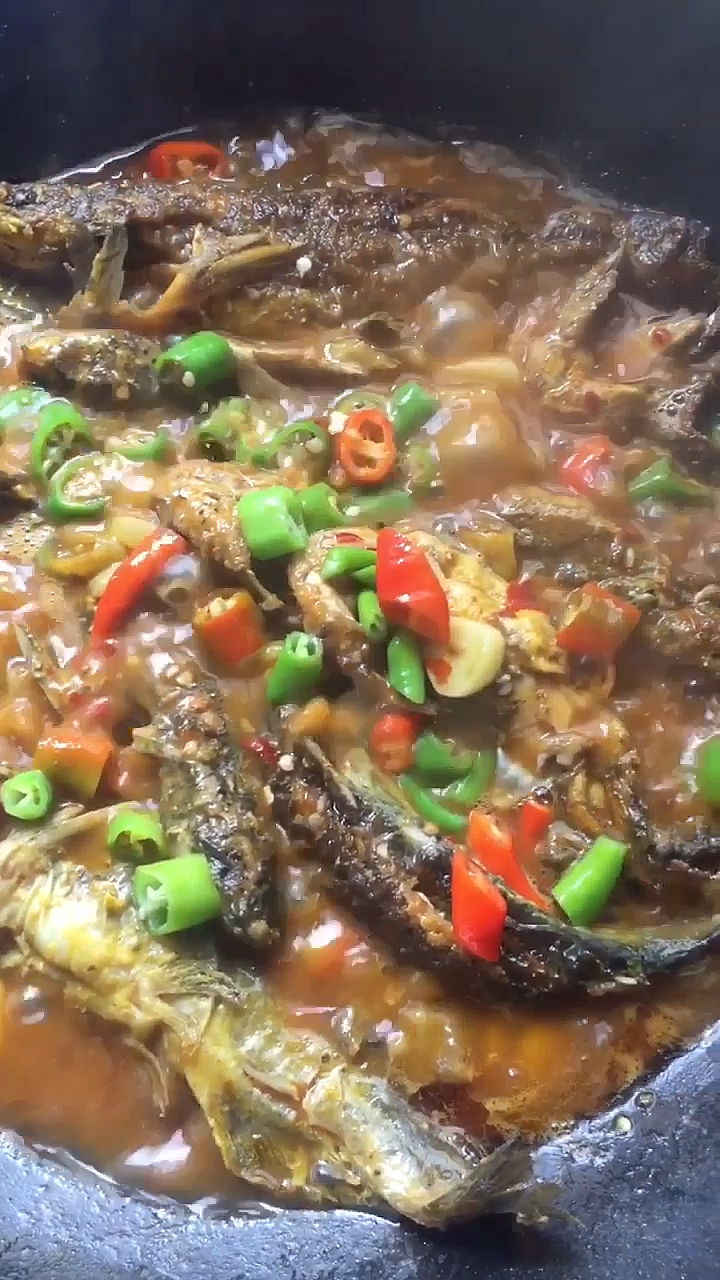 家乡特色美食黄焖黄骨鱼肉质鲜嫩美味