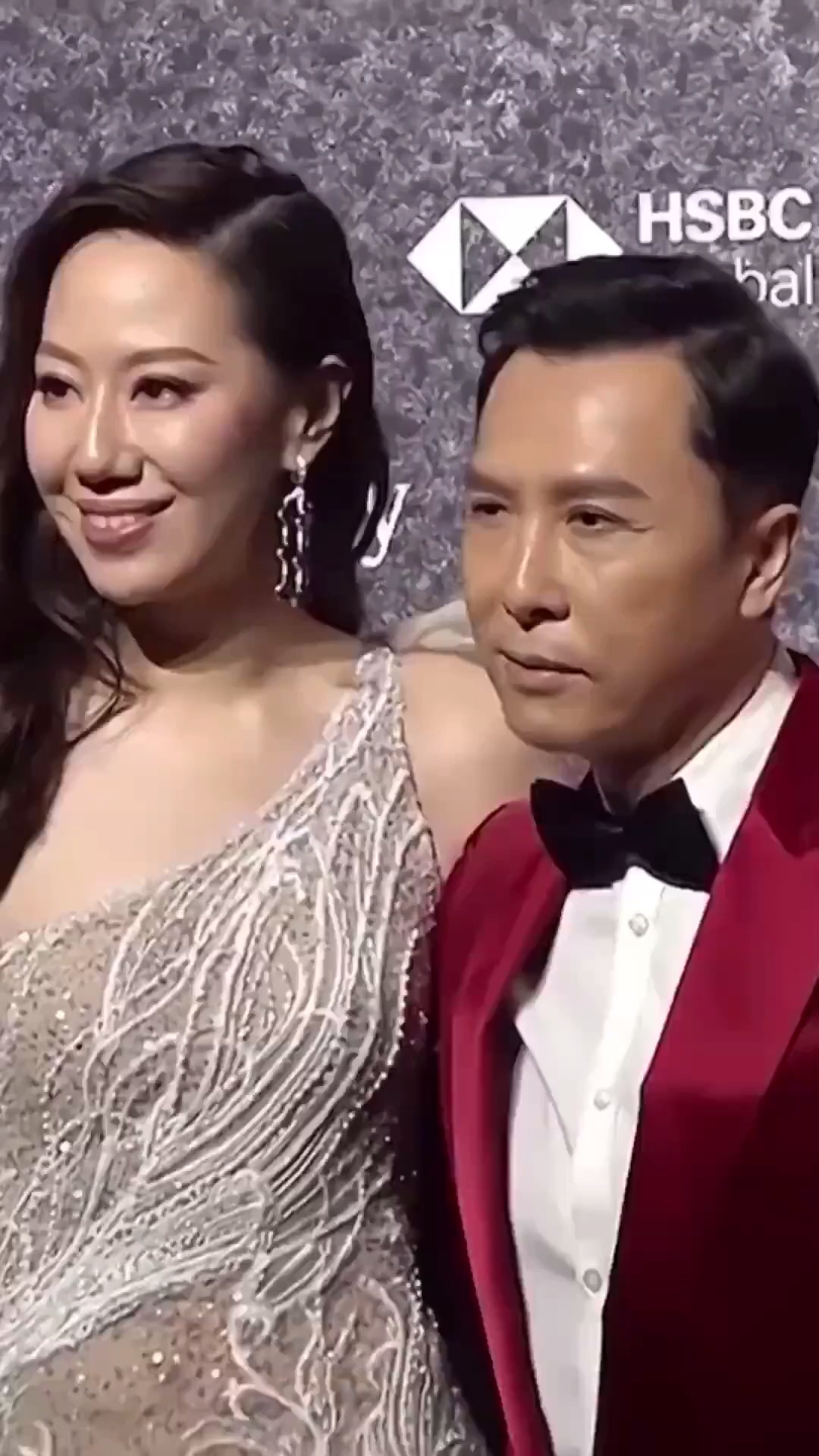 明星娱乐甄子丹与妻子汪诗诗出席慈善晚会两人一见钟情至今