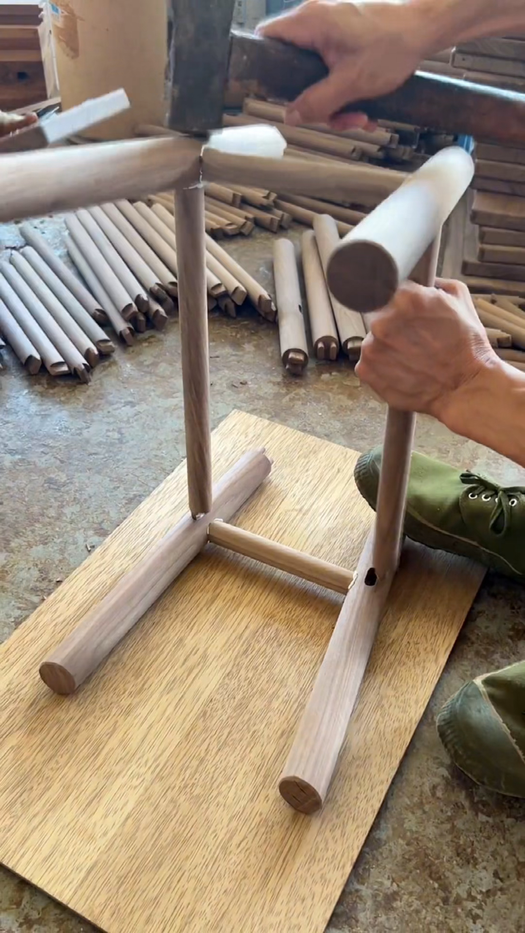传统榫卯结构制作组装小凳子一榫一卯紧密衔接严丝合缝经久耐用