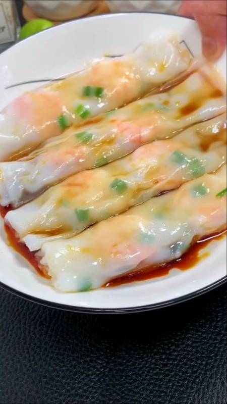 深夜放毒今天做的鲜虾肠粉口感鲜嫩非常的q弹又好吃你们千万不错过