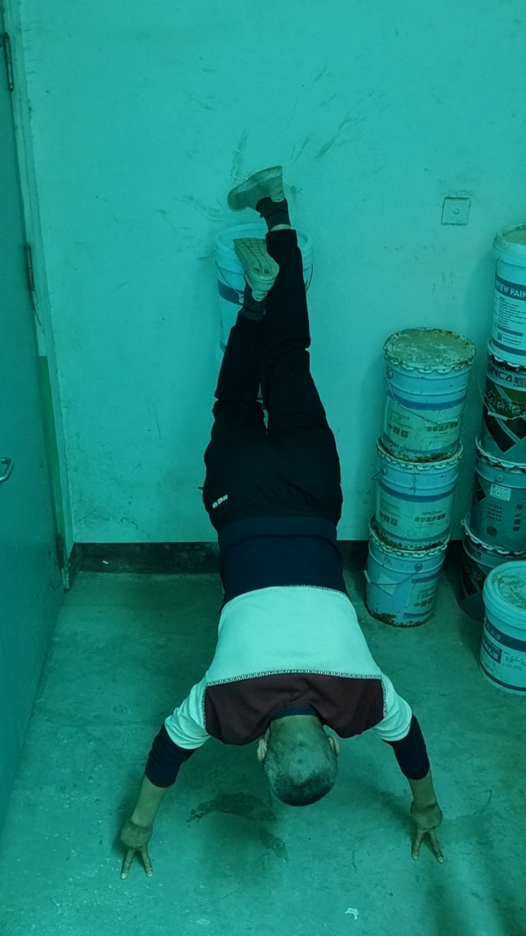 二指禅倒立,动作危险请勿模仿