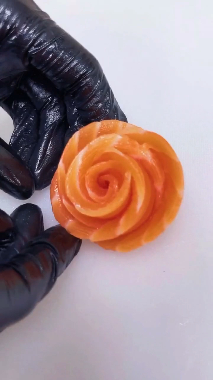 做厨师也需要创新,如何把三文鱼做出玫瑰花的形状!