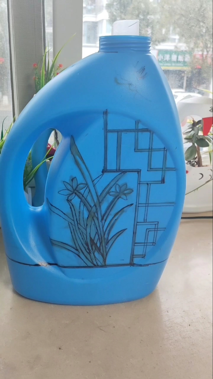 手工花盆#洗衣液瓶做兰花花盆画图案教程,看看这个零绘画基础的我是