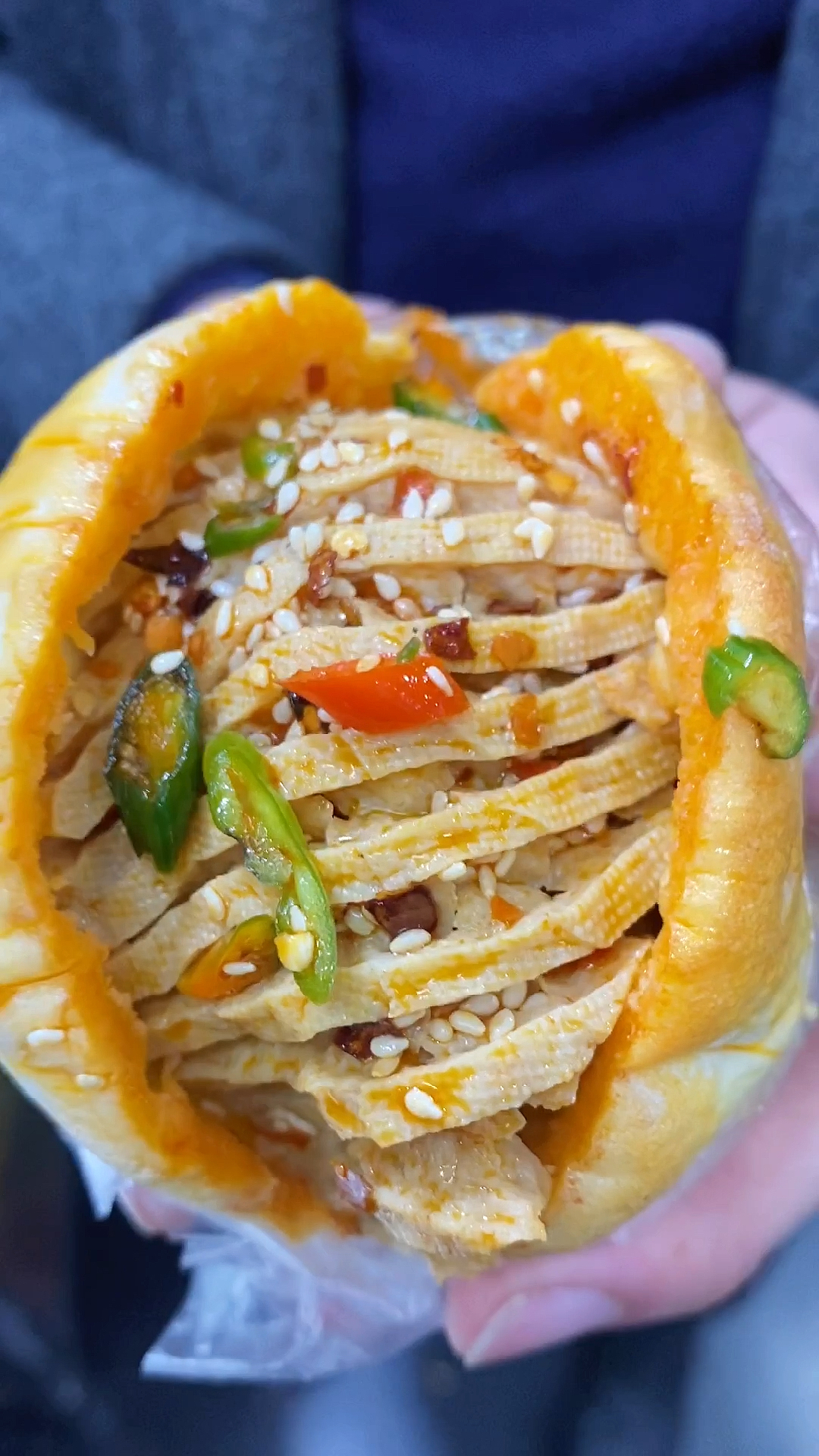 这个烧饼可厉害,一天上千个不够卖,空心的饼夹上豆皮豆串,好吃哩