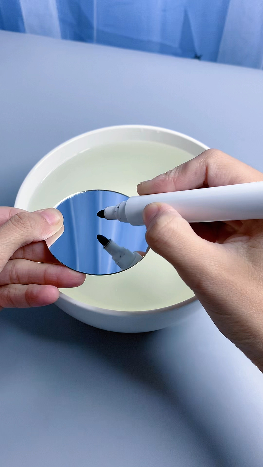 用白板笔还能写漂浮的字,快来试试-度小视