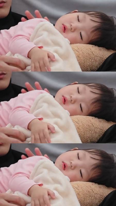 王睿涵哄睡心儿,这个眼神绝了,饱含着想去嗨的欲望-全民小视频
