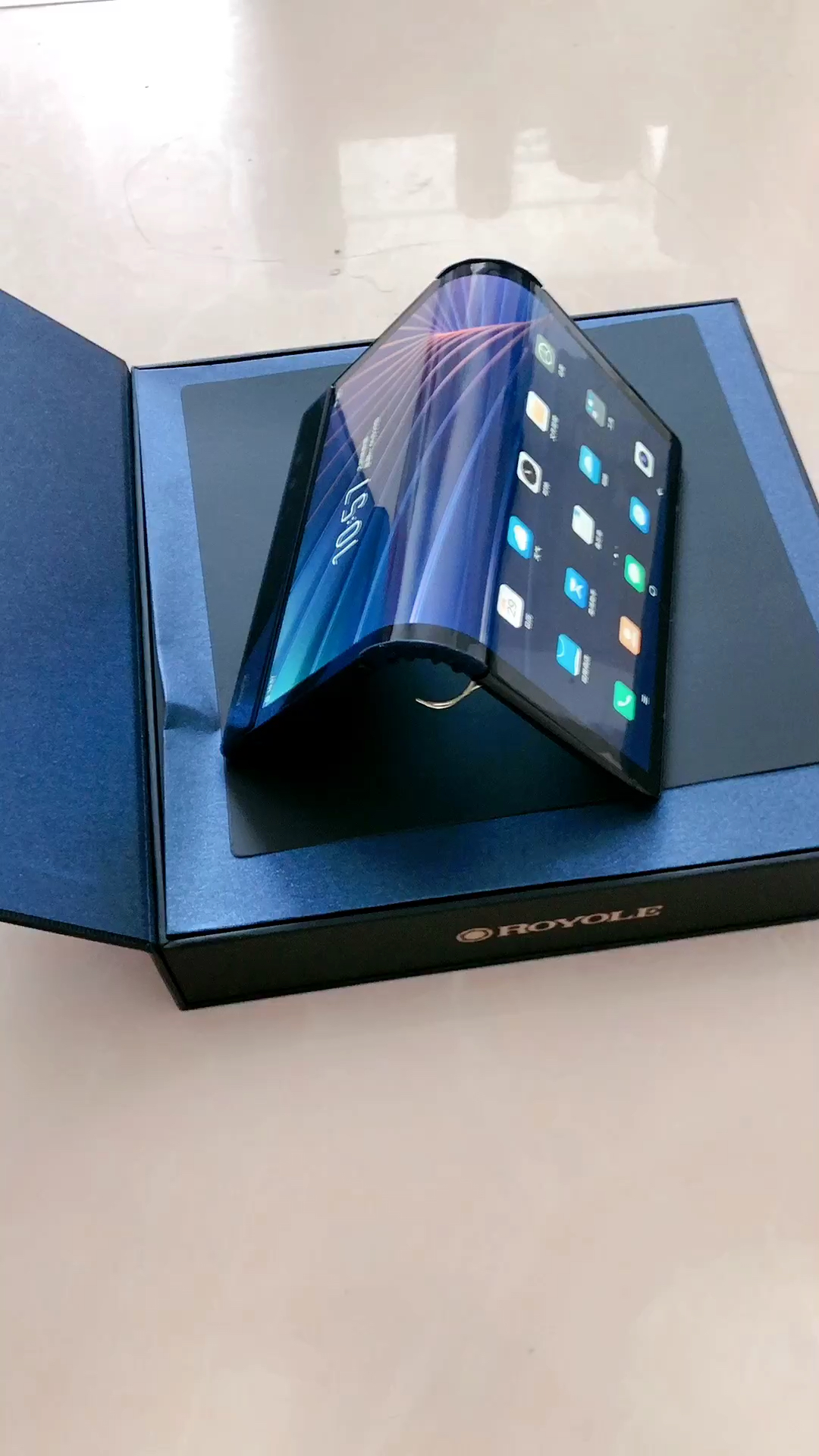 柔宇柔派折叠屏手机,6128内存,跷龙855处理器,3600万高清双摄像头,