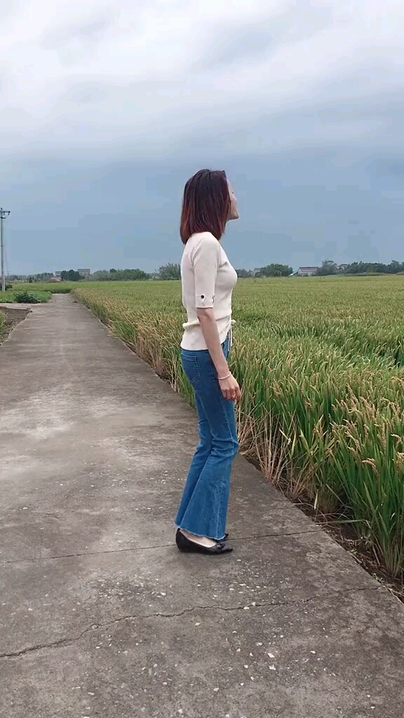 农村美女#活动一筋骨