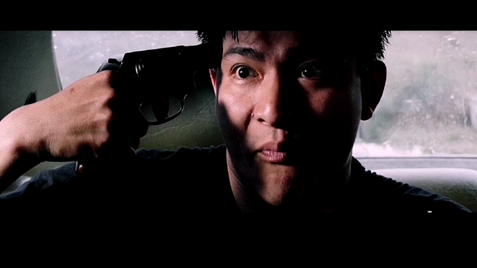 华仔拿枪对着美女,结果让人