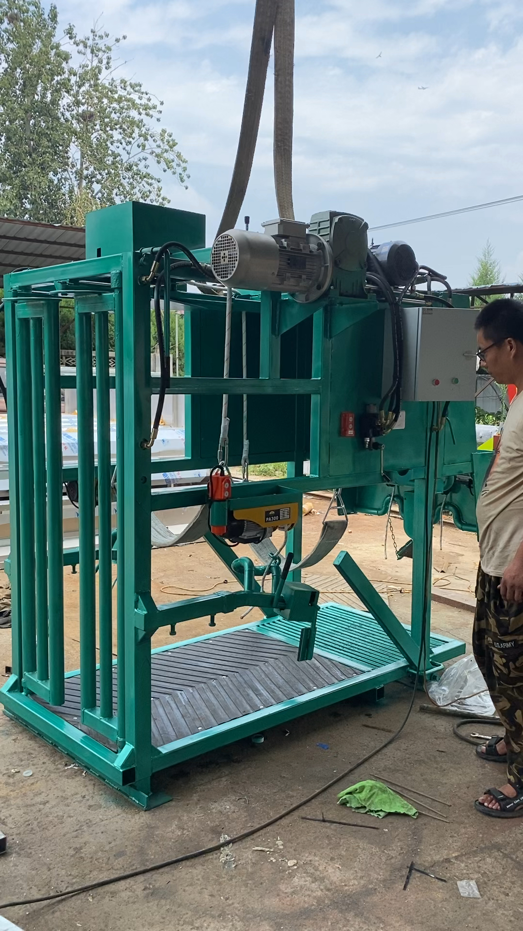 智能立式液压修蹄车配备电控和液压系统高度随意调节修蹄更加方便降低