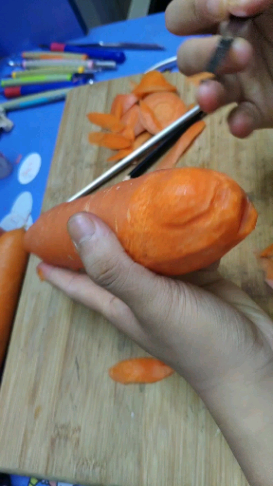 红萝卜雕刻金鱼教学第8集,价值千万教学手艺.七星级酒店分享给你们.