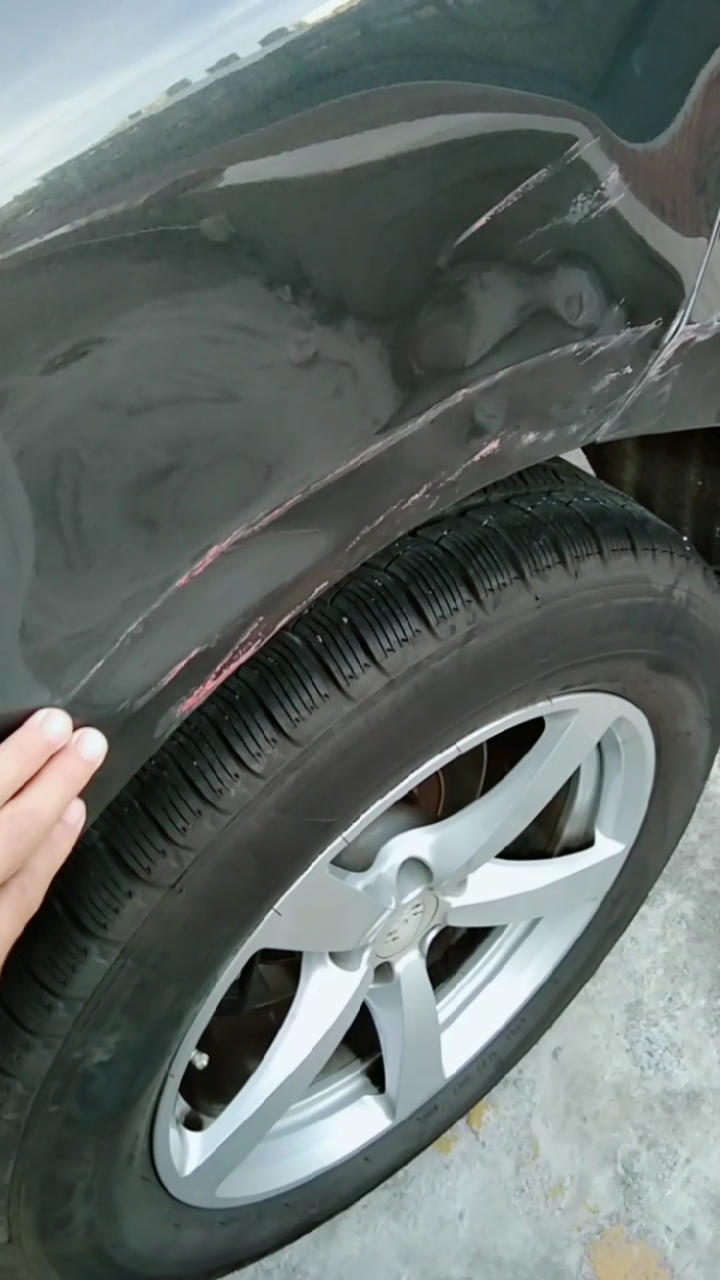 好心把车子借朋友,被刮成这样,态度还不诚恳,不知说啥好