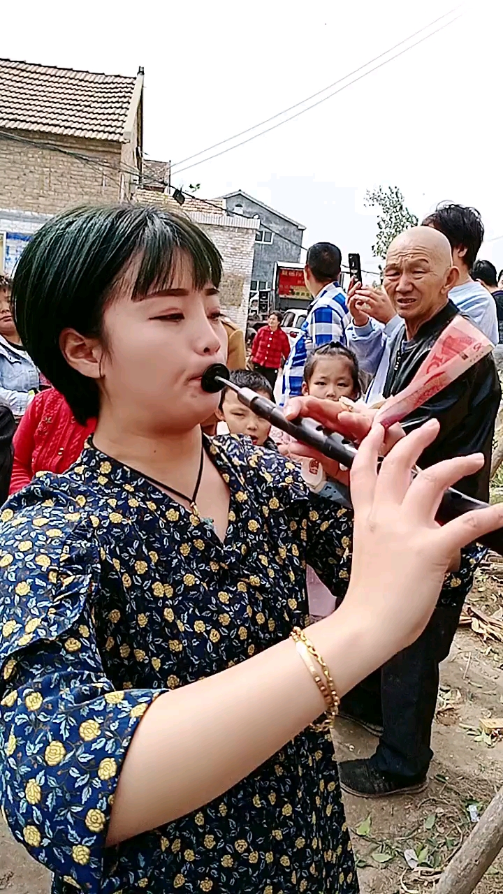 段莎莎不愧是民间唢呐女高手,吹的就是好-度小视