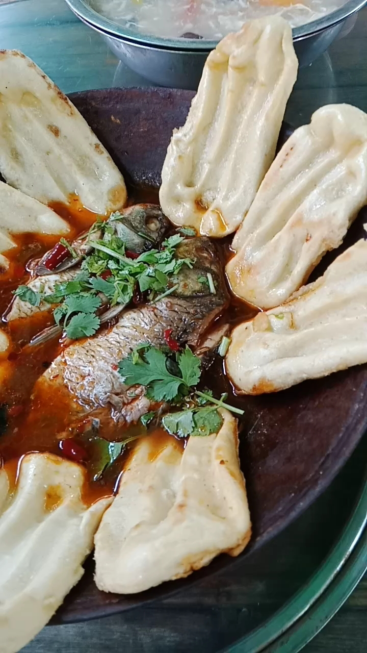 手机摄影#微山湖的名吃,野生鱼锅饼.