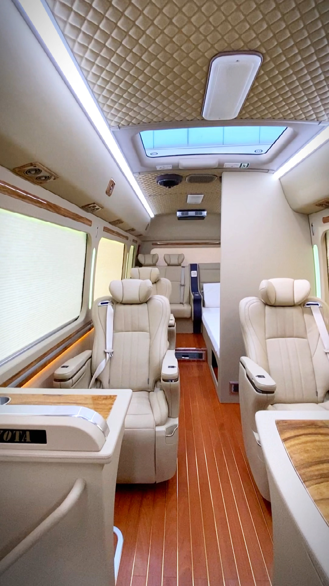 丰田考斯特9座房车版,正当暑假时坐它出行安全又舒适-度小视