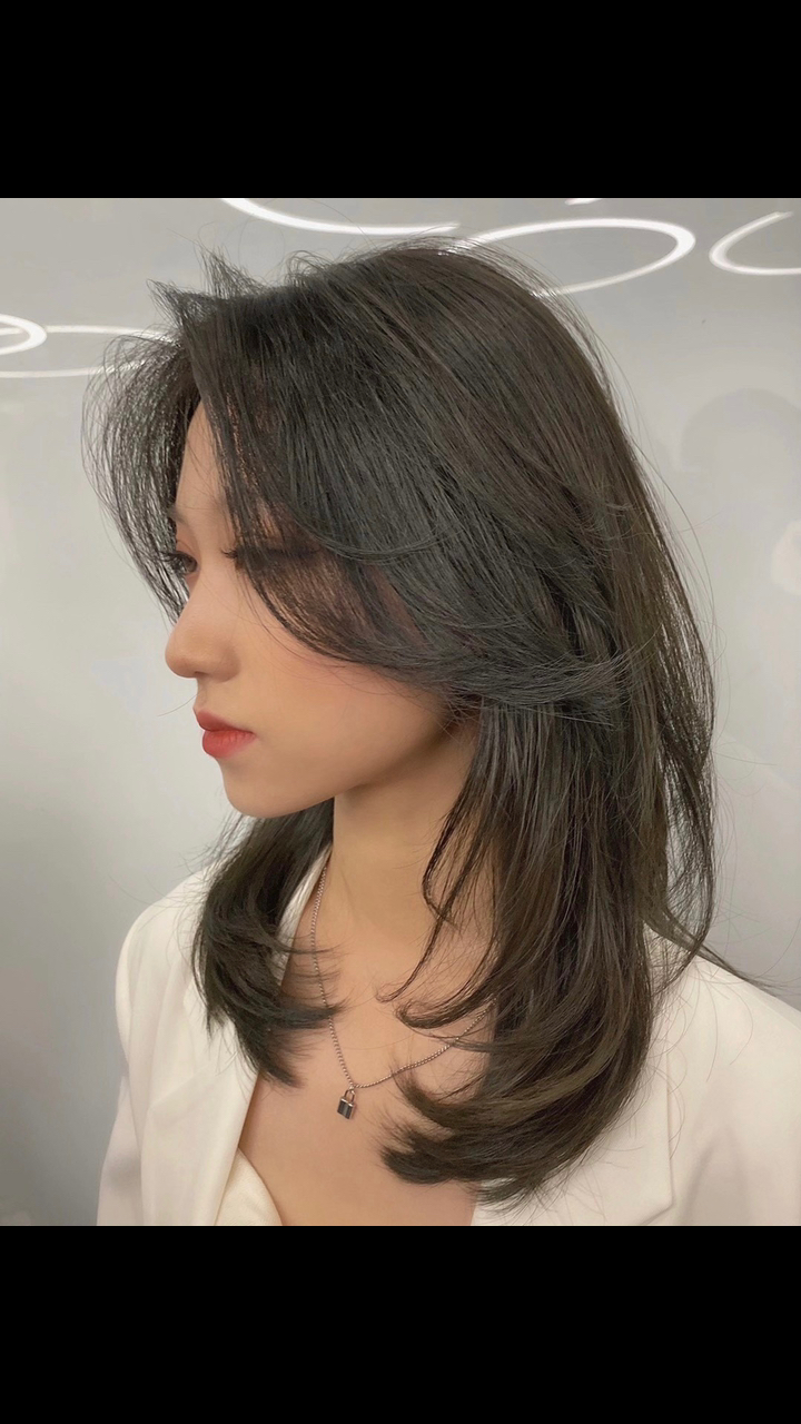 黑茶造型烫黑茶色低调有内涵的显白发色减龄发型