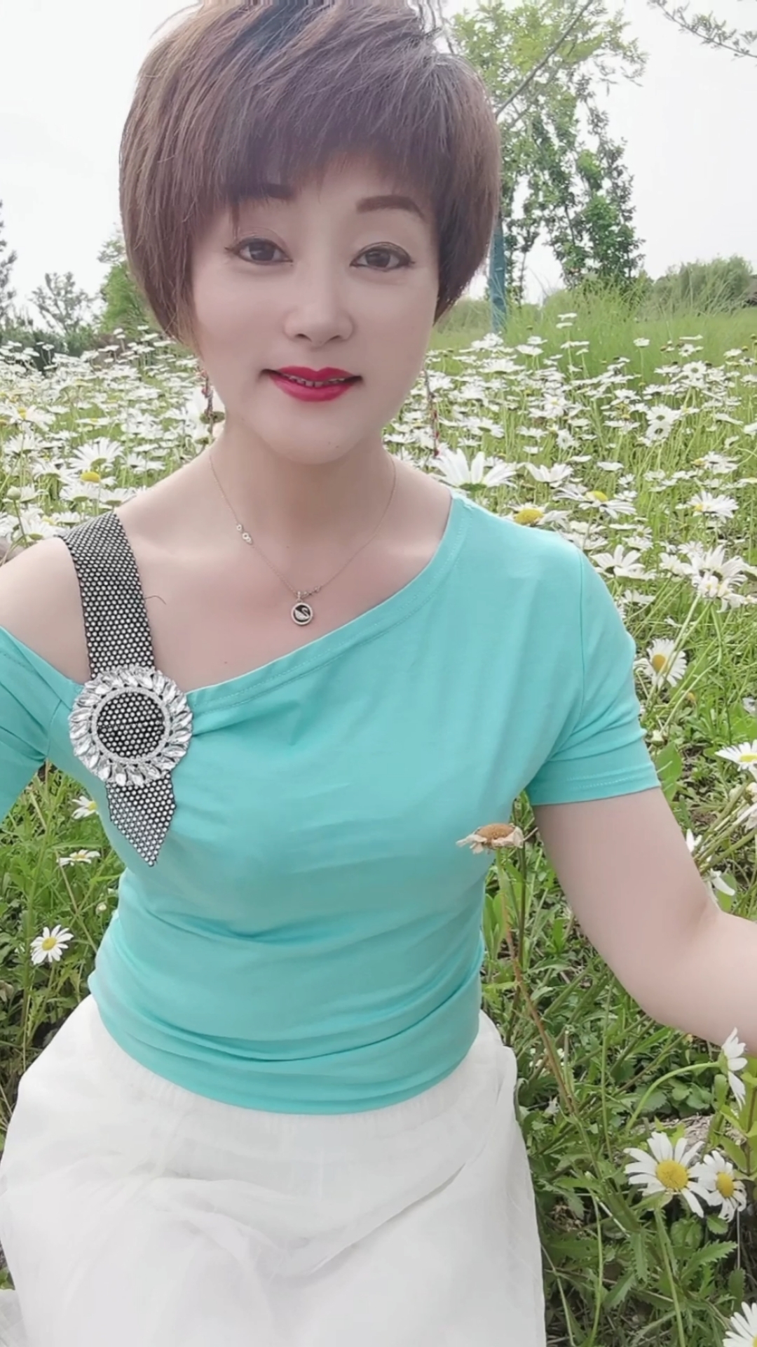 70后#一晃奔5啦老阿姨一枚,生气一股烟高兴笑半天,容颜感动也容易