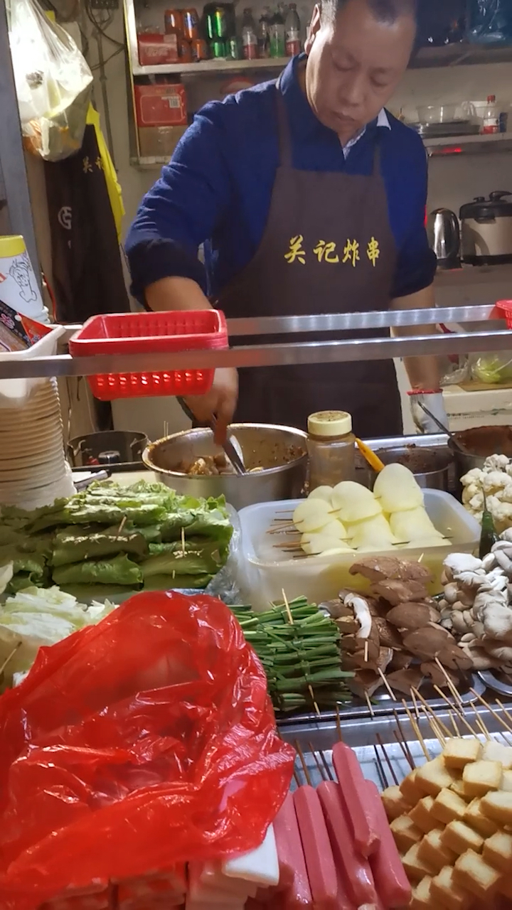 美食#这家开了15年的炸串小摊,没出摊就排满人,一晚上两三千