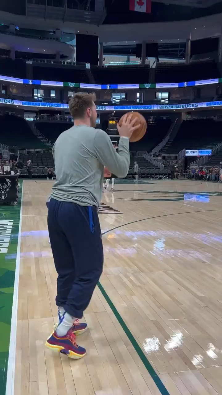 篮球#东契奇现场投篮热身!