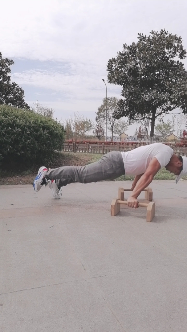 健身宁教练传递健身正能量#冲肩