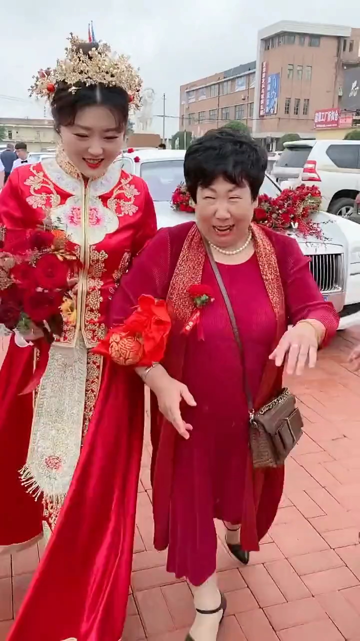 儿媳妇娶回家,喜婆婆热情迎接,闹婚的抢新娘,新娘说抢鞋没事,别碰着我