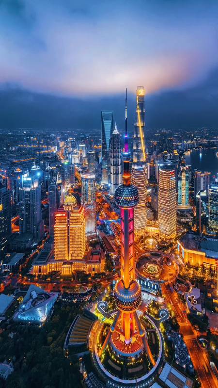 这里是中国上海,浦东新区陆家嘴夜景,这个角度看环球中心大厦太美了吧