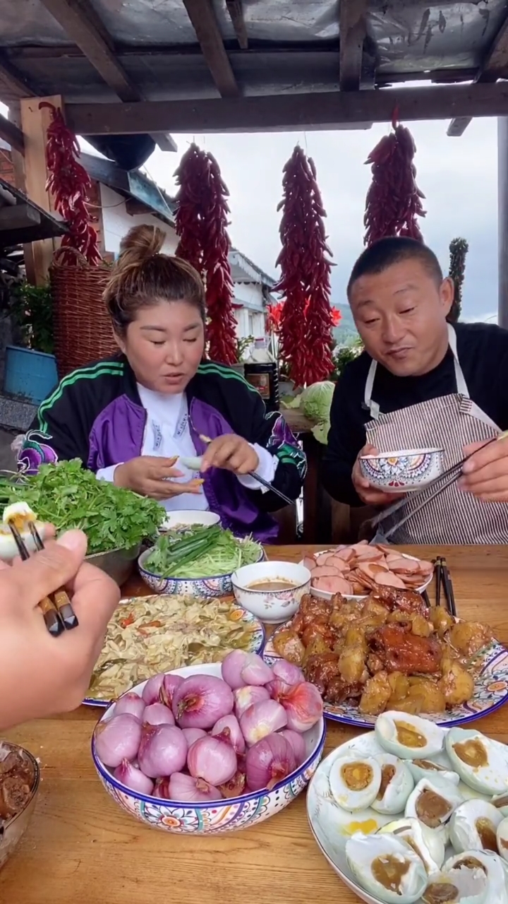 东北夫妻开饭啦,满桌子的农家菜配个猪蹄烧土豆,一家人坐在一起吃太