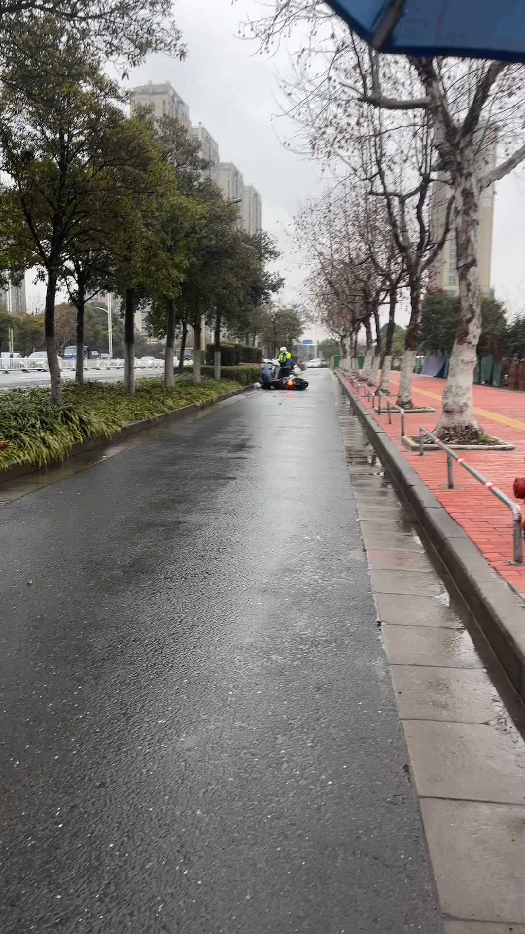 雨天路滑骑车子请注意交通安全