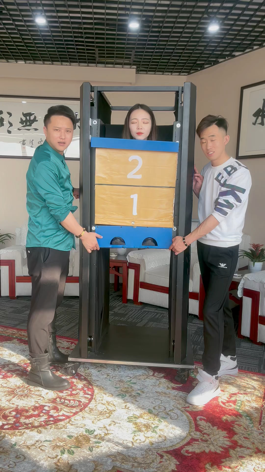魔术师林剑伟#大型人体压缩魔术,小姐姐的腿去哪了?-度小视