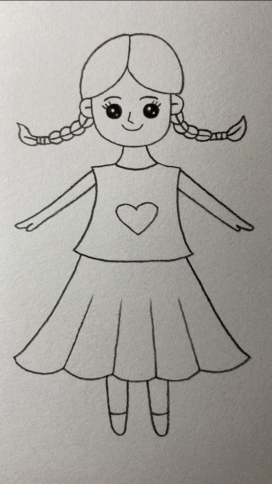 画留着两条马尾辫的小女孩