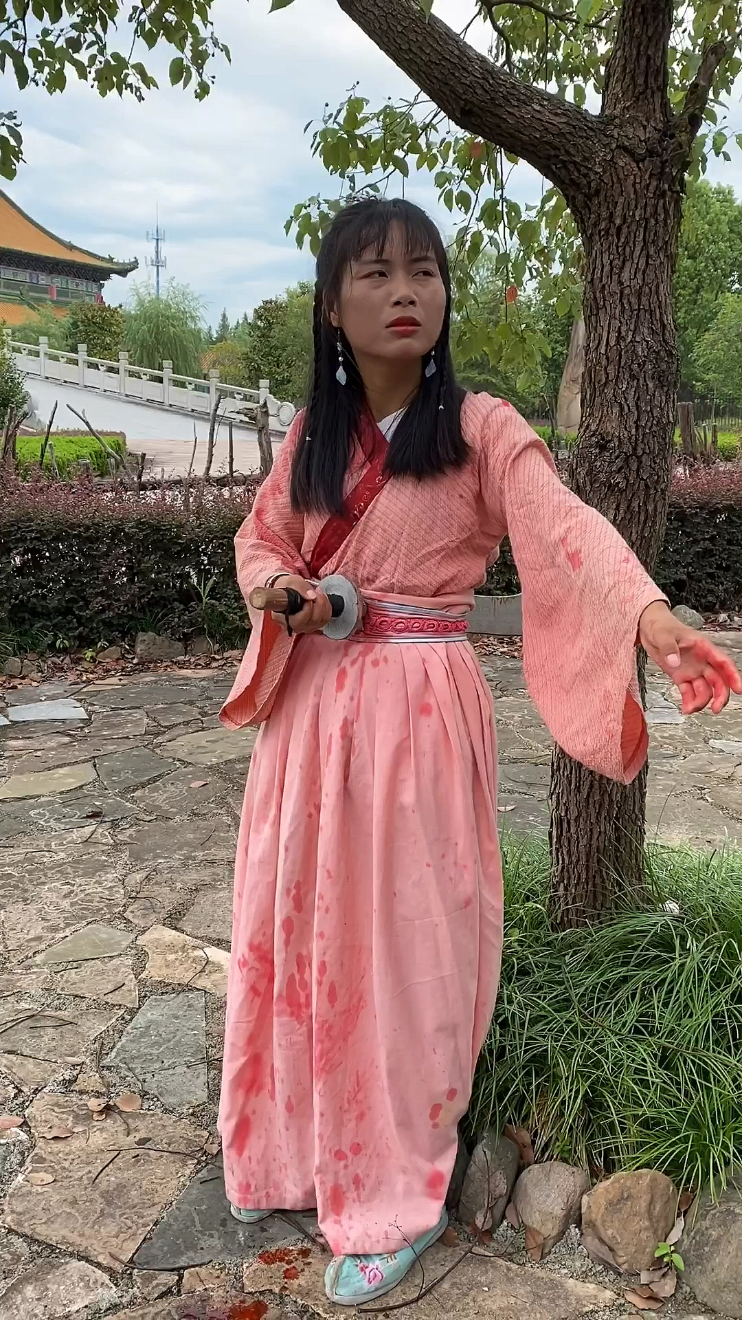 影视剧里一刀刺穿肚子的画面就是这么来的