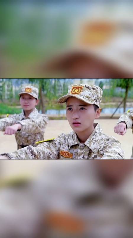 校园女大兵#退伍女兵反回校园,就是不一样
