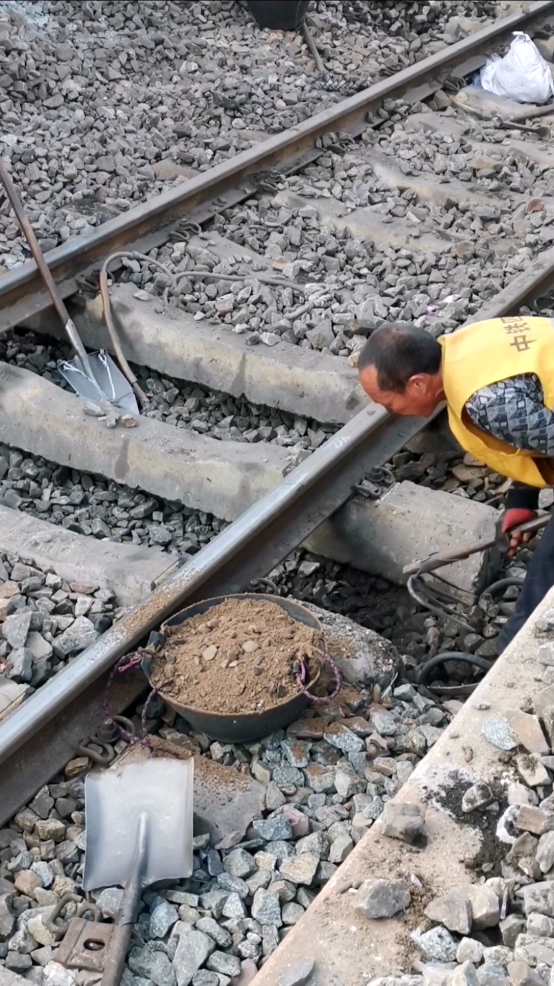 致敬:坚守岗位的人们#人工清筛作业,干最脏最累的活,挣最干净的钱