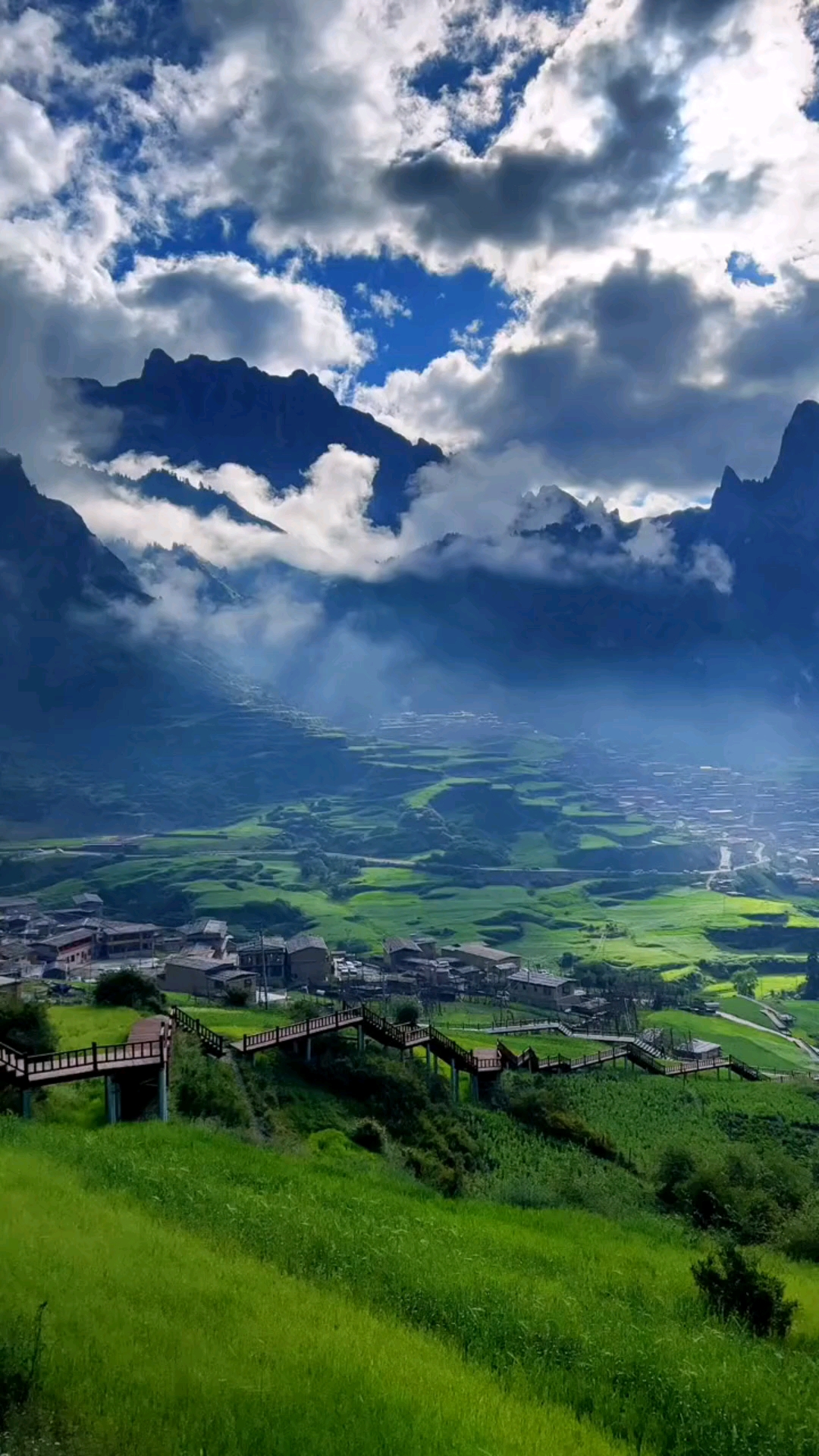 甘南:扎尕那,云雾缭绕,宛如人间仙境.