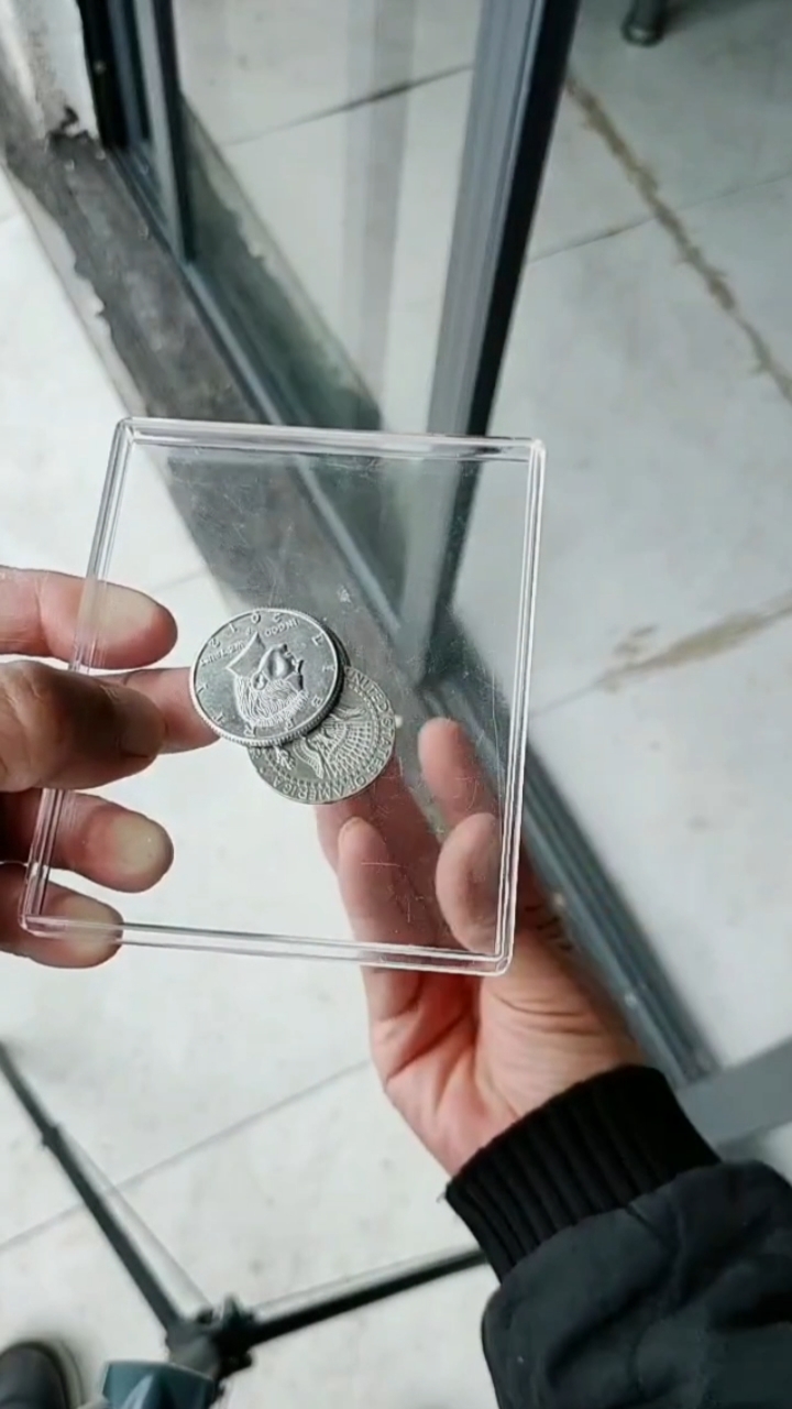 魔术#硬币真的可以穿越玻璃桌吗