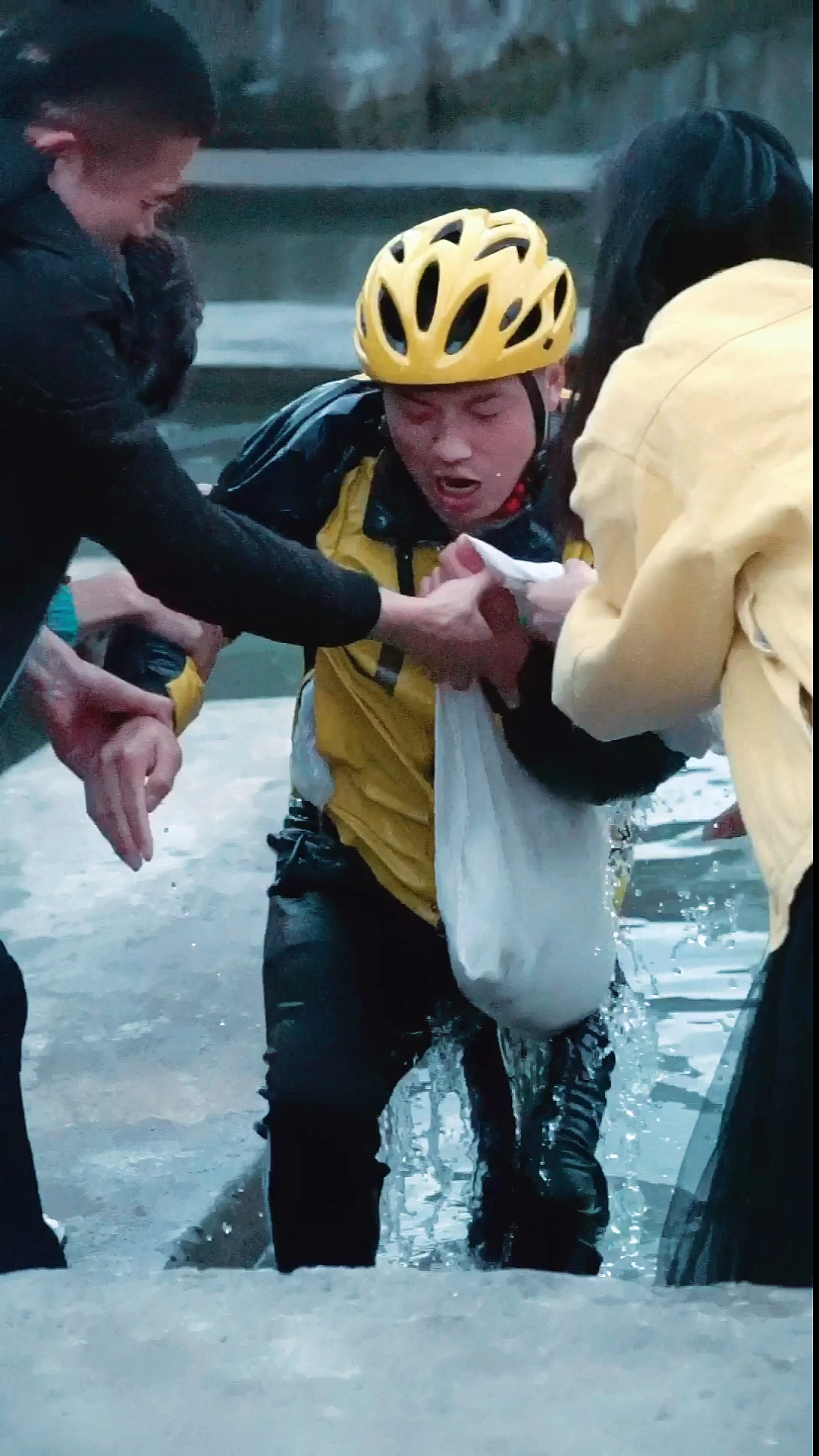 全民正能量#外卖小哥跳水救孩子