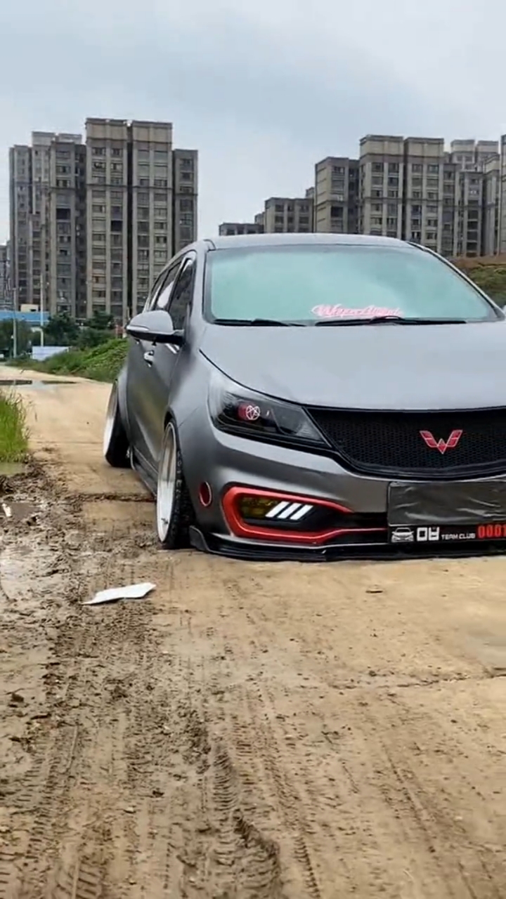 改了低趴的五菱宏光,折戟在工地上,这就是快乐吧-度小视