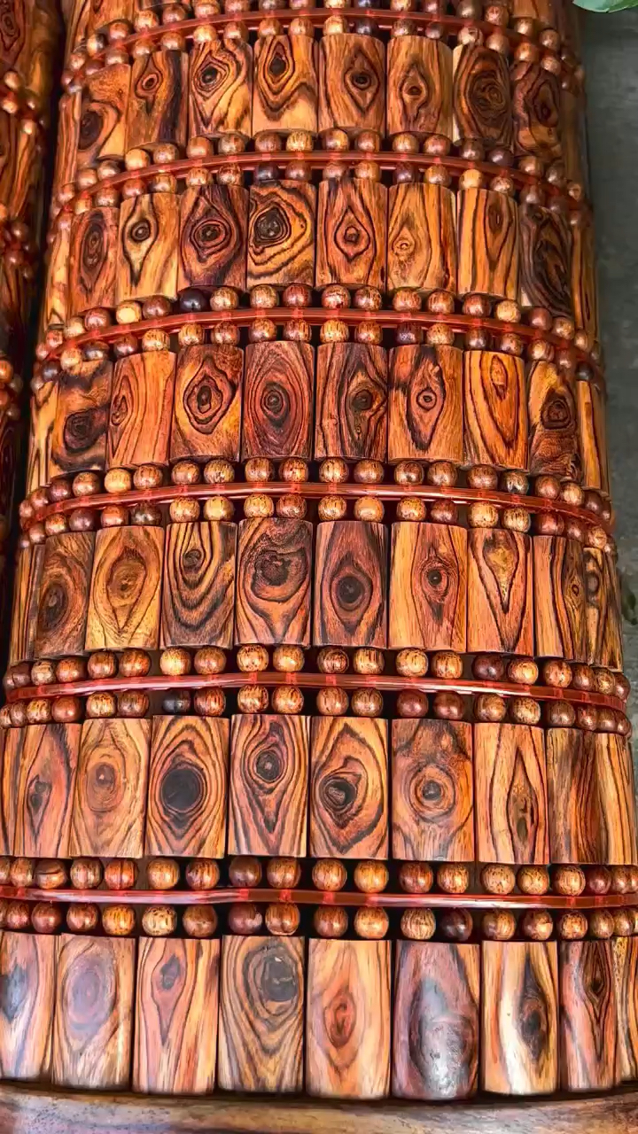 越南黄花梨新料枕头,鬼眼纹非常漂亮[色]两头跟小珠子全部都是黄花梨