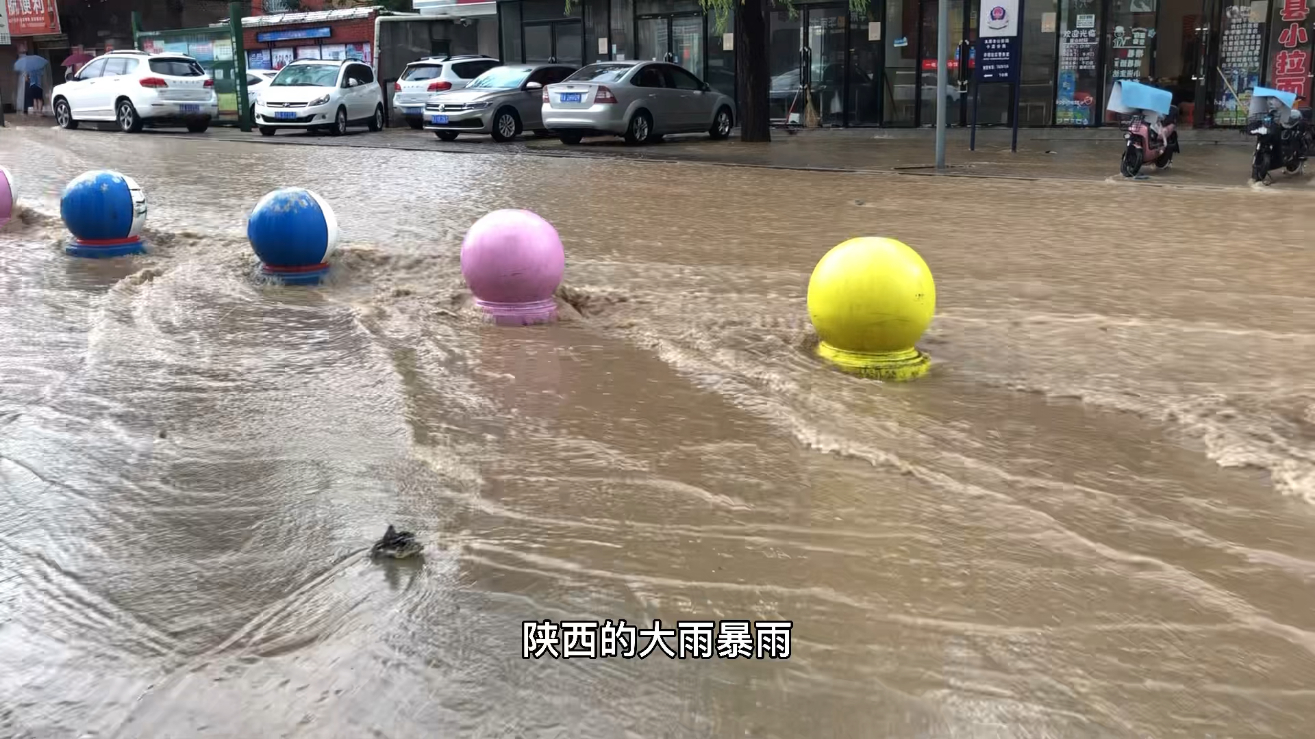 下雨天山西太原突下暴雨几分钟路面积水成河百年不遇的瓢泼大雨老人