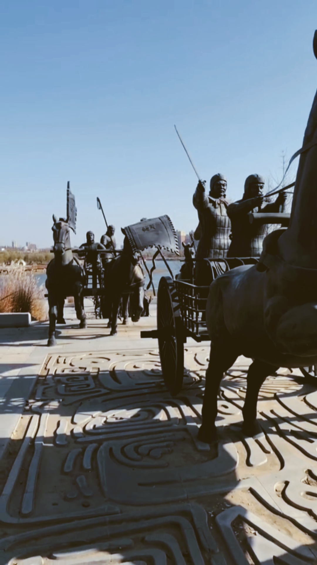 手机摄影新郑市洧水公园大型铜铸古代战争地雕塑像