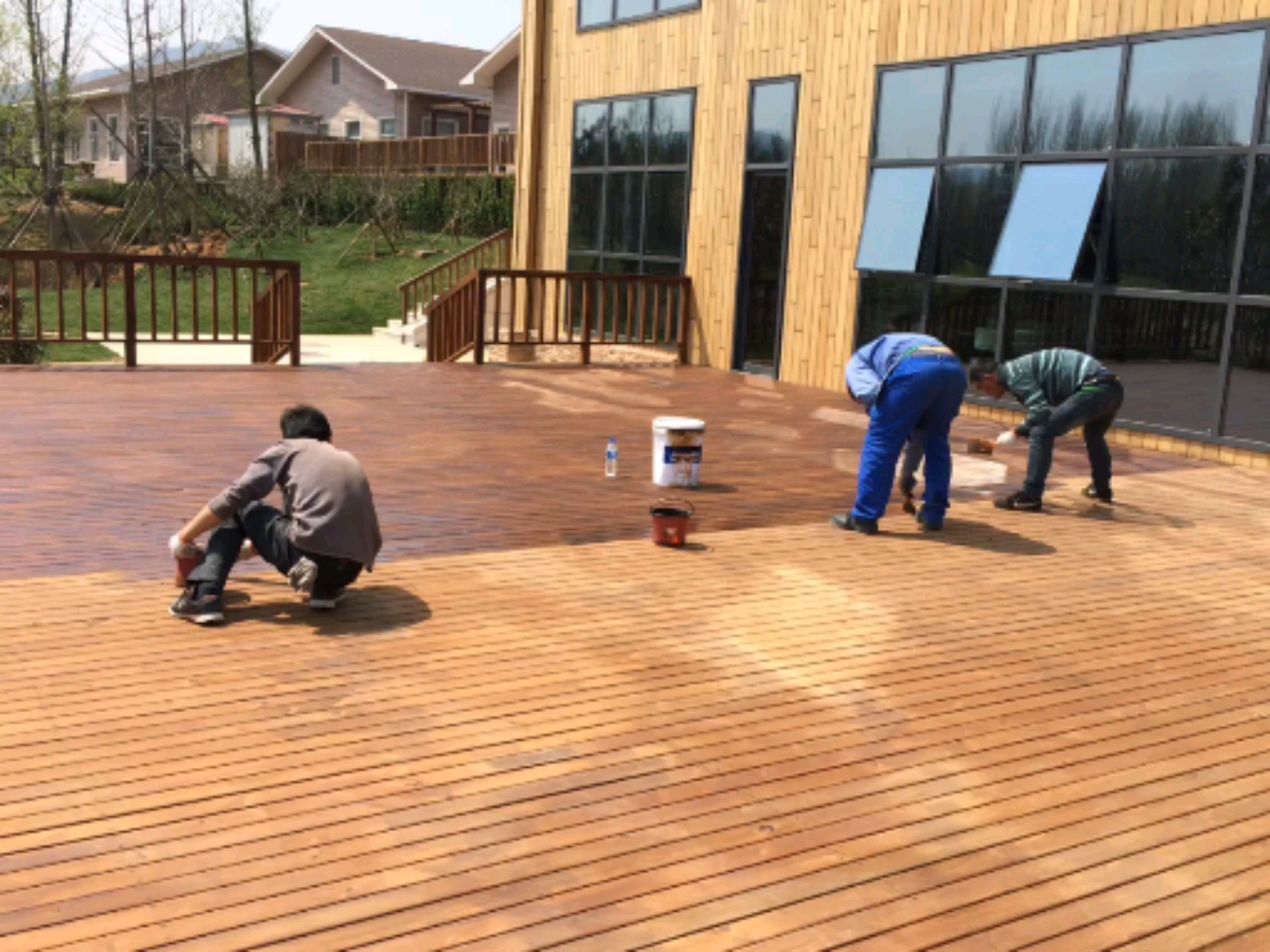 木栈道油漆翻新打磨刷漆木栈道油漆青岛正通誉和防腐木油漆德国原装