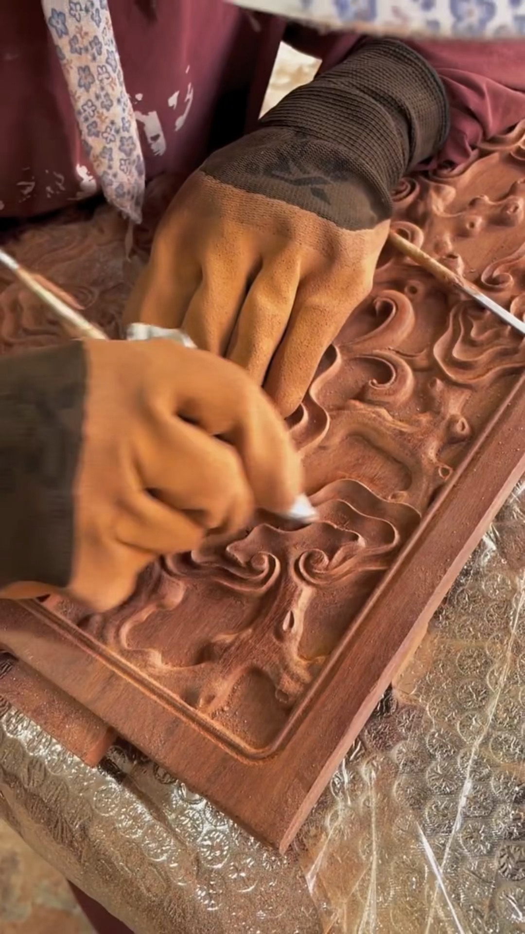 红木家具雕刻细节刮磨处理,纯手工打磨,方法总比困难多!